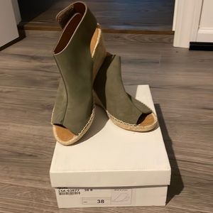 NWT 275 central brand wedge size 8